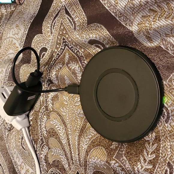 Onn Wireless Phone Charger. Black with mico to USB cord and wall plug - Picture 2 of 5